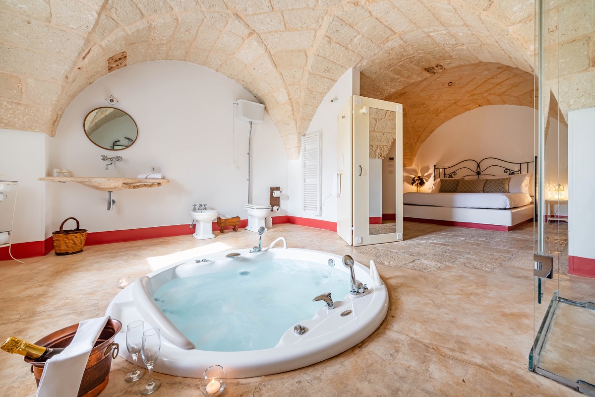 suite, pietra antica, Puglia, restyling, dolce vita, relax, si affacciano su giardino ulivi agrumi, masseria, idromassaggio