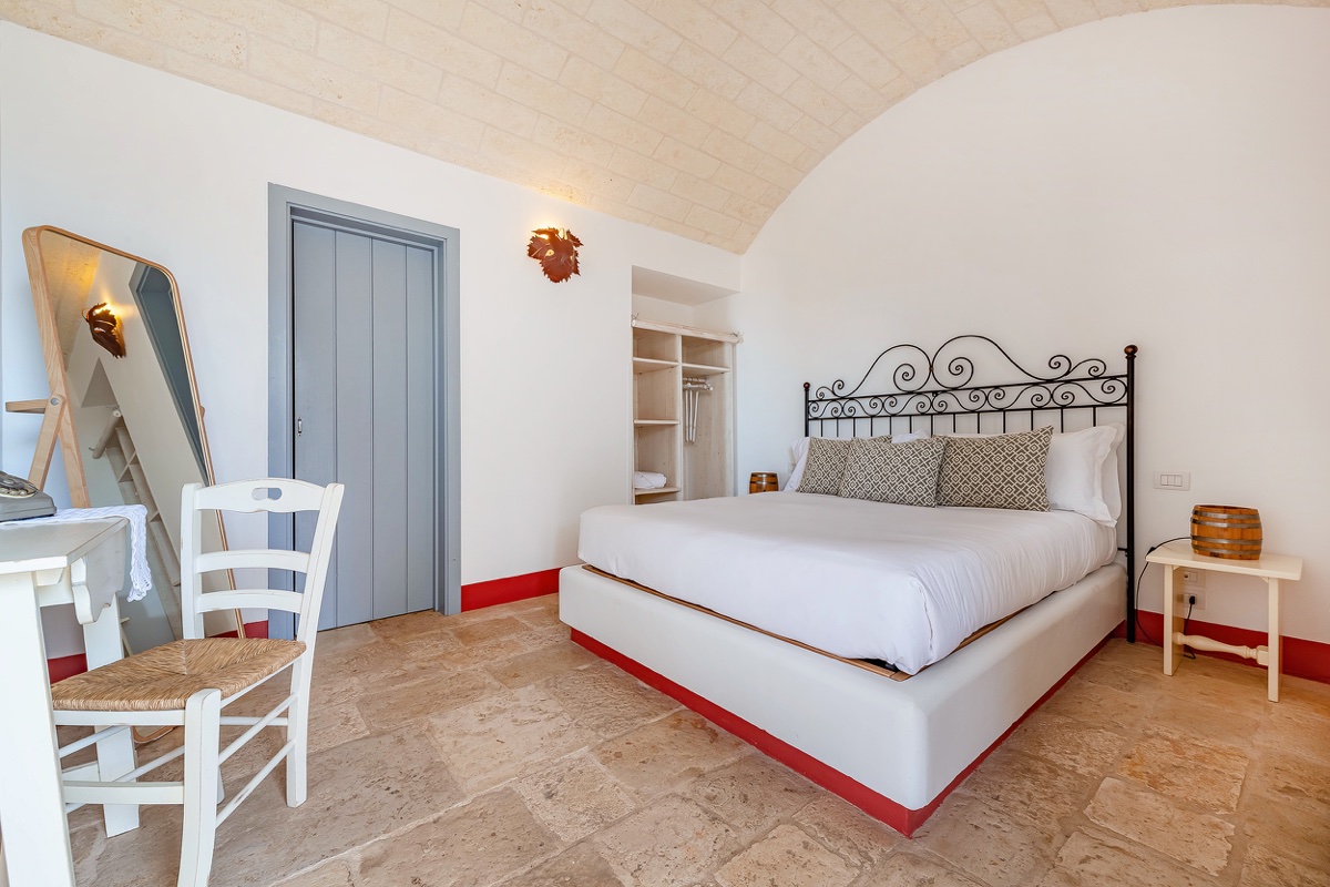 suite, pietra antica, Puglia, restyling, dolce vita, relax, si affacciano su giardino ulivi agrumi, masseria, idromassaggio