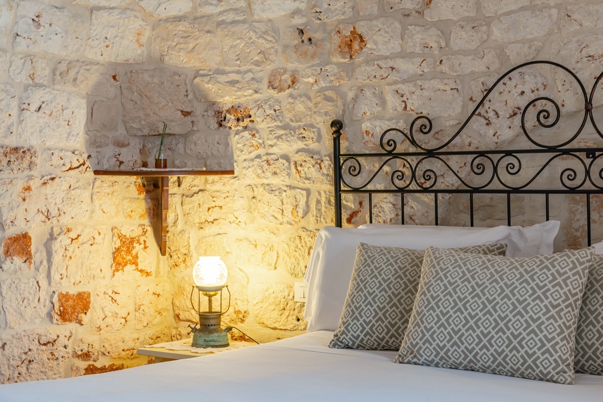suite, pietra antica, Puglia, restyling, dolce vita, relax, si affacciano su giardino ulivi agrumi, masseria, idromassaggio, trullo autentico