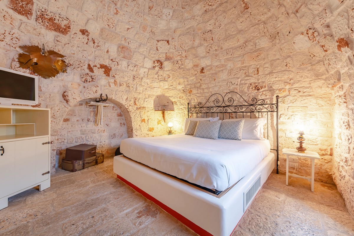 suite, pietra antica, Puglia, restyling, dolce vita, relax, si affacciano su giardino ulivi agrumi, masseria, idromassaggio, trullo autentico
