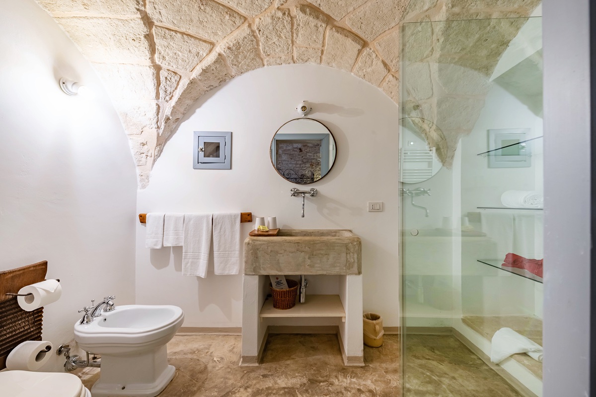 suite, pietra antica, Puglia, restyling, dolce vita, relax, si affacciano su giardino ulivi agrumi, masseria, idromassaggio