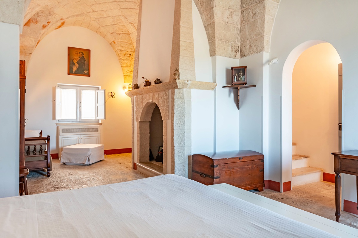 suite, pietra antica, Puglia, restyling, dolce vita, relax, si affacciano su giardino ulivi agrumi, masseria, idromassaggio